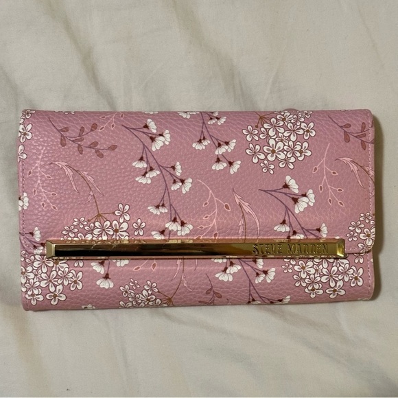 STEVE MADDEN BLUSH WILD FLOWERS DESIGN WALLET - Picture 1 of 15